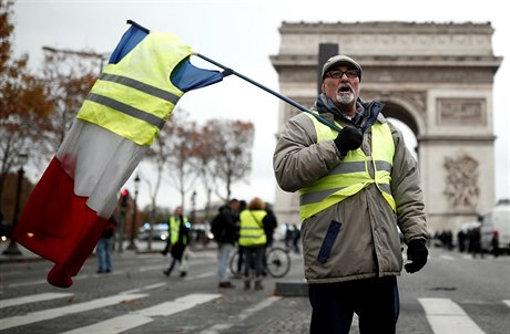 idiská lutá vesta se stala symbolem protest ve Francii.