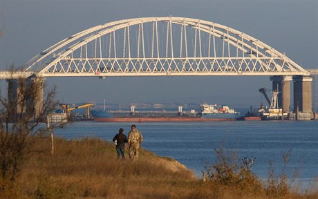 Rusové zablokovali vstup do Azovského moře skrz Kerčský průliv obrovskou...