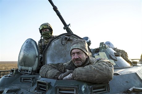 Ukrajintí vojáci jsou v pohotovosti nedaleko Urzufu u jiního okraje Azovského...