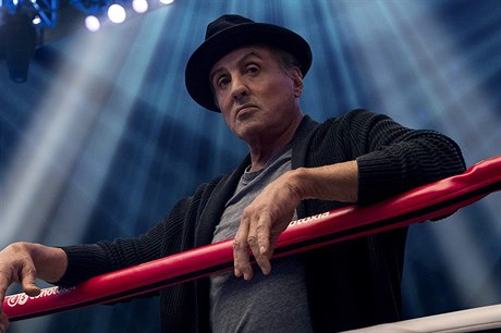 Trenér Rocky Balboa (Sylvester Stallone). Snímek Creed 2 (2018). Reie: Steven...