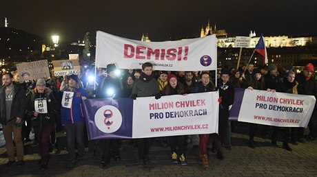Průvod demonstrantů procházel 23. listopadu 2018 po Karlově mostě. Lidé se...