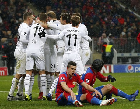 Fotbalisté Plzn se radují z vítzného gólu.