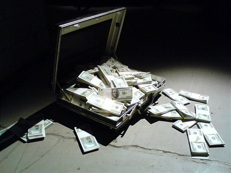 Kufr s penězi - ilustrační foto.