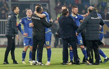 Fotbalisté Kosova se radují z výhry v Lize národ.