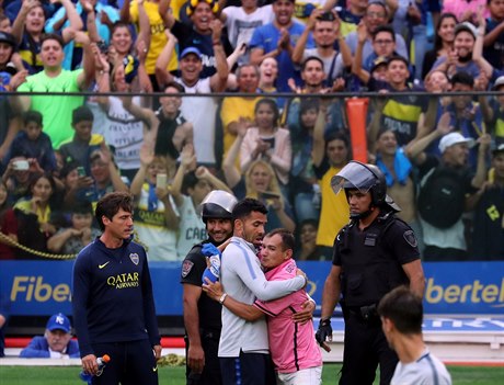 Carlos Tevez objímá fanouka pi tréninku ped druhým finále Copa Libertadores.