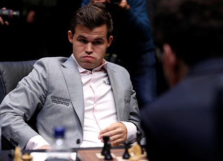 Zjevně překvapený Magnus Carlsen.