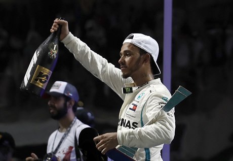 Lewis Hamilton se raduje po velkém selhání Ferrari.