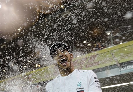 Takhle se Lewis Hamilton radoval loni. Na testech ale Mercedes nezáří.