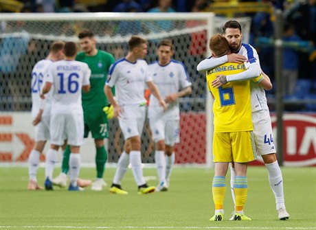 Fotbalista Dynama Kyjev Tamas Kadar se objímá s protihráem Laszlem...