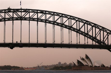 Sydney Harbour Bridge a Sydney Opera House bhem písené boue.