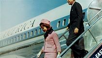 John F. Kennedy s manelkou Jacqueline pistli v Dallasu v rannch hodinch...