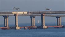 Ruské stíhačky nad Černým mořem u Kerčského průlivu.