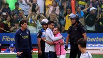 Carlos Tevez objímá fanouška při tréninku před druhým finále Copa Libertadores.