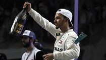 Lewis Hamilton slaví po závodě formule 1.