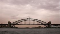 Sydney Harbour Bridge a Sydney Opera House bhem psen boue.