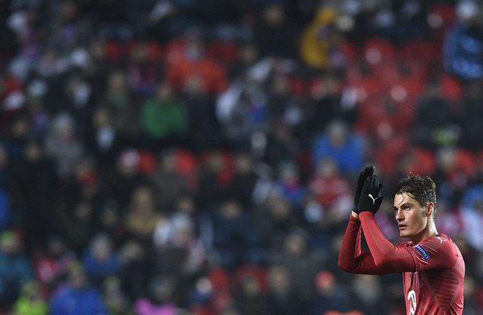 Patrik Schick (vlevo) v objetí Tomáe Souka
