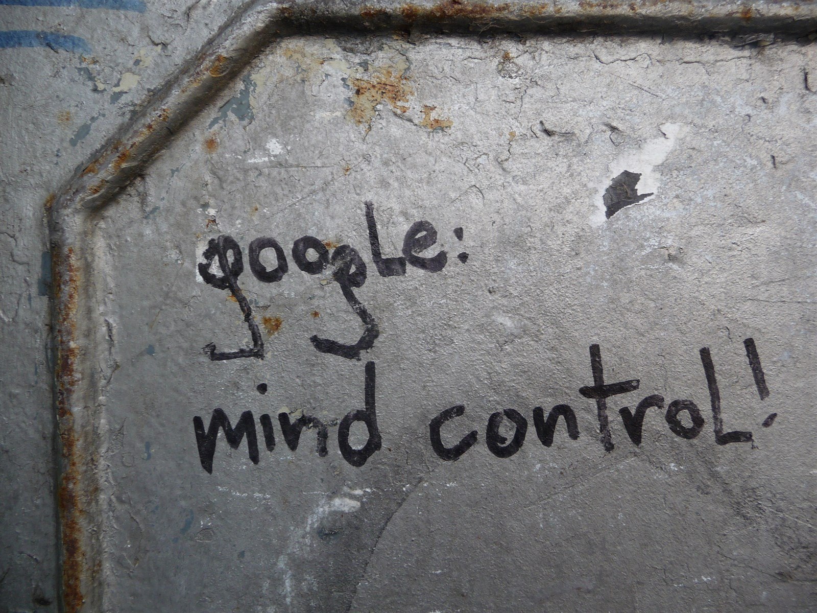 Google: kontrola mysli, hlásá nápis na jedné z londýnských zdí.