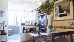 Vedle toho mám ale také ráda psací stl po mém ddekovi. Je to klasický...