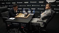 Mistr světa Carlsen trpí. Přes remízy začíná mít navrch Caruana