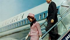 John F. Kennedy s manelkou Jacqueline pistáli v Dallasu v ranních hodinách...