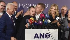 Andrej Babi líbající po volbách svého marketingového poradce Marka Prchala....