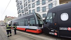 Sráka dvou tramvají u Tanícího domu.