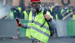 Policie musela proti lutým vestám nasadit i slzný plyn.