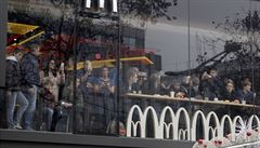 Zákazníci etzce McDonald zstali uvznni v objektu, kvli výtrnostem na...