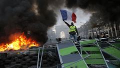 Delikventi a vandalové. ‚Žluté vesty‘ už ztratily kontrolu nad pařížskými protesty