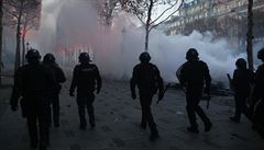 Poádkové síly pehrazují demonstrantm cestu, podle listu Le Figaro jsou...