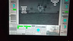Zábr ze sráky lod ruské pohraniní stráe s ukrajinským remorkérem.