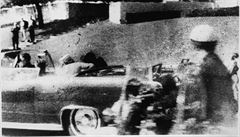 Polaroidová fotografie poízená svdkyní události okamit po stelb. Kennedy...