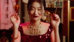 Číňanka konzumující pizzu hůlkami v reklamním spotu značky Dolce&Gabbana.