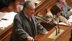 Karel Schwarzenberg (TOP 09) pi svém projevu na mimoádném zasedání snmovny.