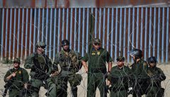 Americké úřady podnikly rekordní zátah proti migrantům. Na hranicích přitom čeká 40 tisíc žadatelů o azyl