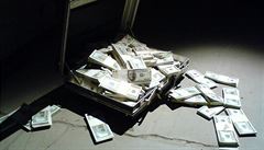 Nálezce v Brně vrátil ztracenou tašku se 450 000 korunami, cizinec ji zapomněl v nákupním centru