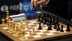 Vyzyvatel Fabiano Caruana m�l v této partii �erné.