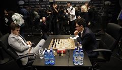 Carlsen nechává Caruanu pemýlet.