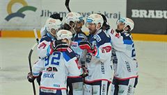 Hokejisté Komety Brno se radují z branky.