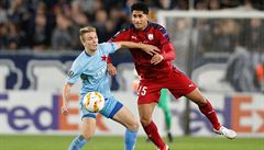 Fotbalisté Slavie se radují z gólu.