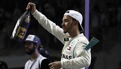 Nečekaný triumf Hamiltona. V Bahrajnu využil naprostého selhání Ferrari