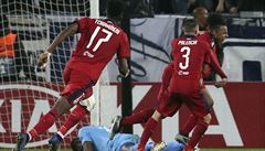 Fotbalisté Slavie se radují z gólu.