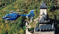 Policejní vrtulník EC135 nad Karltejnem.