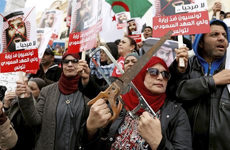 Sadsk korunn princ v ter navtvil Tunisko. Lid proti nmu protestovali s...