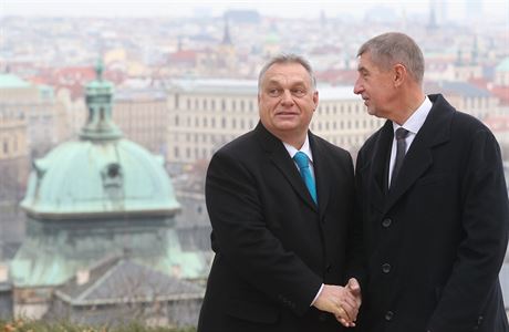 eský premiér Andrej Babi se svým maarským protjkem Viktorem Orbánem.
