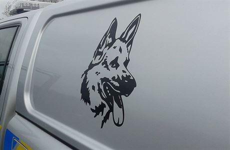 Detailn pohled na policejn vz Volkswagen Amarok pro pepravu sluebnch ps.