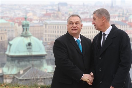 eský premiér Andrej Babi se svým maarským protjkem Viktorem Orbánem.