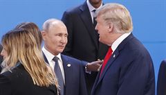 Donald Trump prochází kolem Vladimira Putina na summitu G20 při srocení...