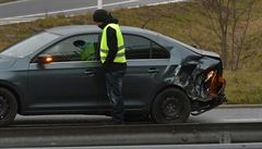 Policista u nabouraného vozu na dálnici D6 mezi Karlovými Vary a Sokolovem.