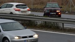 Havarovaný automobil na dálnici D6 mezi Karlovými Vary a Sokolovem.